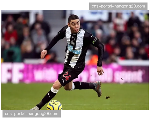 终场哨响，39岁基耶利尼作为特邀嘉宾向尤文南看台致意